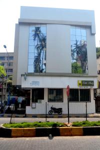 孟买Hotel Atlantic的停在前面的一座带摩托车的建筑