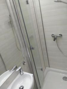 吉日茨科Apartament UnoPuro w centrum Giżycka的带淋浴和盥洗盆的浴室