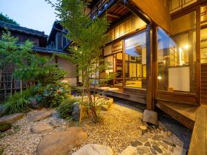 大津Inase Otsu Machiya Bed and Breakfast的前面有花园的房子