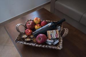 尼基亚娜Ionion Fos的桌子上一篮苹果和一根钢笔