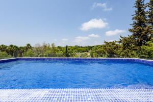韦尔都勒博Casa dos Sonhos的庭院里的一个蓝色的大游泳池