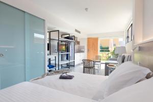 帕尔斯海滩高尔夫度假公寓的一间卧室设有一张床和一间客厅。