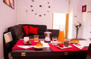 苏特里Butterfly casa vacanze的桌子上面有食物和饮料