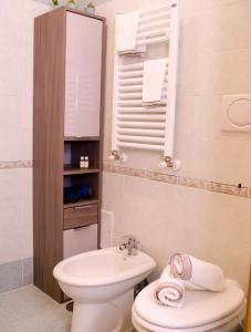 苏特里Butterfly casa vacanze的浴室配有白色卫生间和盥洗盆。