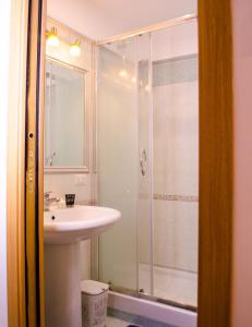 苏特里Butterfly casa vacanze的浴室配有白色水槽和淋浴。