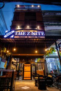 普吉镇The Z Nite Hostel的夜间有九家酒店和咖啡厅酒吧