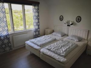 勒托普哈格白/农场瑞典旅游乡村民宿的一间卧室设有一张床和一个大窗户