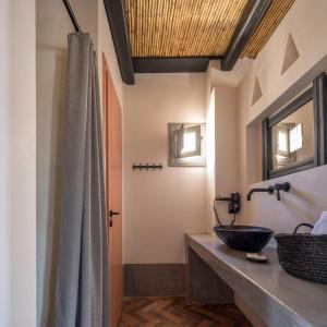 阿克罗蒂里Misteli Suites的一间带水槽和淋浴的浴室