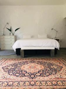 格拉罕镇Seven Fountains Farm的卧室配有白色的床和地毯。