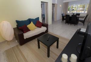 阿尔布费拉Boas-Vindas的客厅配有沙发和桌子