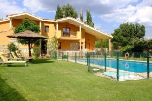 特里略Casa Rural El Caz的别墅前设有游泳池