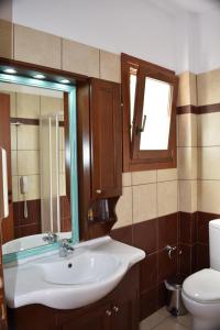 斯卡拉Melidron Hotel的一间带水槽、卫生间和镜子的浴室