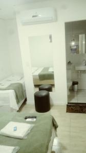圣保罗Hotel Novo Oriente Brás的一间卧室配有一张床,浴室设有水槽