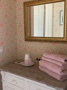 凯里迈基Wanhan Apteekin Majatalo的浴室设有镜子和位于柜台上的粉红色毛巾