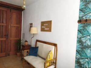 阿古伊梅斯La Casita de Ainhoa的客厅配有椅子和灯