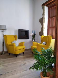 阿古伊梅斯La Casita de Ainhoa的客厅配有2把黄色椅子和电视