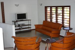 拉奇拉奇斐济布拉兰奇别墅酒店的客厅配有沙发、椅子和电视