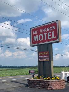 曼海姆Mt. Vernon Motel的路旁的汽车旅馆标志