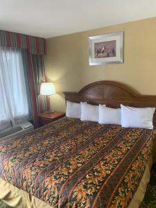 曼海姆Mt. Vernon Motel的酒店客房配有一张带白色枕头的大床
