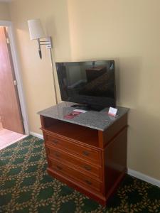 曼海姆Mt. Vernon Motel的饭店房间梳妆台上的电视