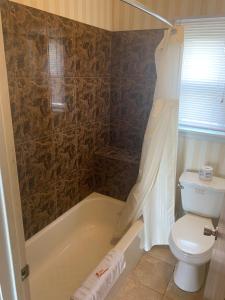 曼海姆Mt. Vernon Motel的带浴缸、卫生间和淋浴的浴室。