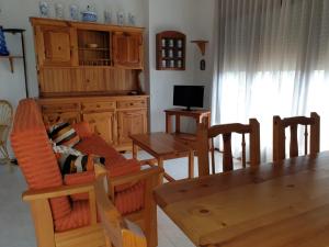 哈卡VUT La Boticaria的带沙发和餐桌的客厅