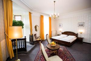 维也纳亚特兰大酒店的酒店客房配有一张床铺和一张桌子。