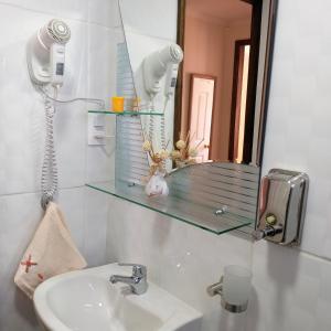 纳塔列斯港Cabañas Cerro Zapata的一间带水槽和镜子的浴室