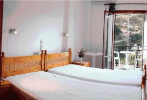 阿基奥斯基利考斯瑞纳酒店的一间卧室设有两张床和大窗户