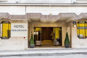 维也纳格比乐嘉瑟酒店的建筑前有两株植物的酒店入口