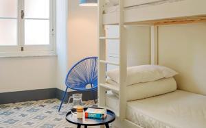 斯培西亚Costello的客房设有双层床、桌子和椅子。