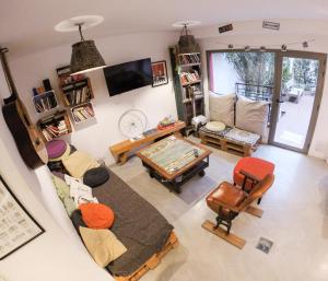 布宜诺斯艾利斯Malevo Murana Hostel的客厅配有沙发和桌子
