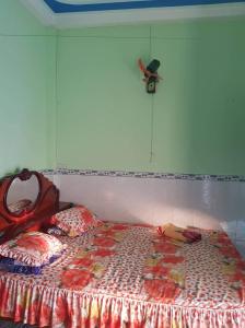 龙川市Nhà Trọ Kim Ánh的一间卧室配有一张红色床头板的床