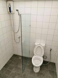 乌汶丽晶乌汶酒店 的一间带卫生间和淋浴间的浴室