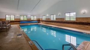 锡布鲁克Best Western Hampshire Inn & Suites的大楼内一个蓝色的大型游泳池