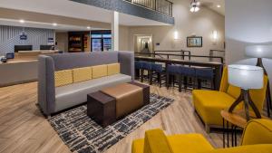 锡布鲁克Best Western Hampshire Inn & Suites的带沙发和椅子的等候室和酒吧