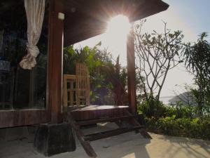 蓝梦岛双子岛潜水别墅的坐在房子外的木凳上,阳光照耀