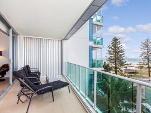 黄金海岸尼瓦纳海滨公寓的阳台配有两把椅子,享有海景。