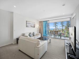 黄金海岸尼瓦纳海滨公寓的客厅配有白色沙发和电视