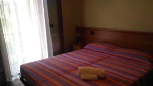 帕埃塞agriturismo AI COLORI的一间卧室配有一张床,床上有毛巾