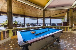 涛岛Coral View Resort的一张位于房间中间的台球桌