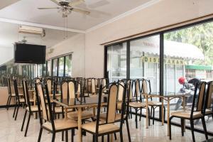 泗水RedDoorz near Juanda International Airport的餐厅里一排桌椅