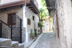 AlonaCrambero Suites的石头小巷,设有大门和建筑