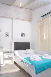 马塔拉Cactus Room的白色的卧室设有床和窗户