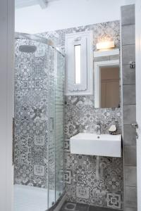 马塔拉Cactus Room的带淋浴、盥洗盆和镜子的浴室