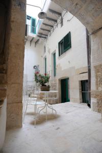 阿尔塔穆拉Il Nido dei Falchi B&B的一个带桌椅的庭院和一座建筑