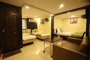 孟买快乐岛酒店的酒店客房,设有两张床和一张沙发