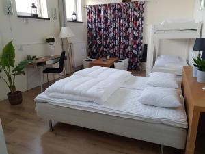乌拉勒德阿尔科文洛基酒店的一间卧室配有一张带枕头的床和一张书桌
