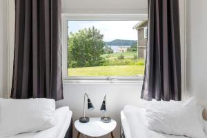 乌拉勒德阿尔科文洛基酒店的一间卧室设有两张床和窗户。