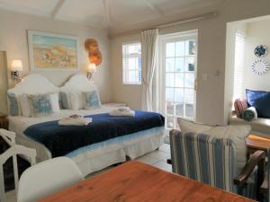 赫曼努斯Eastbury Cottage的一间卧室配有一张床、一张书桌和一个窗户。